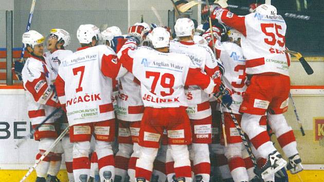 Historie berounského hokeje. V roce 2004 sahali Medvědi po postupu do extraligy.