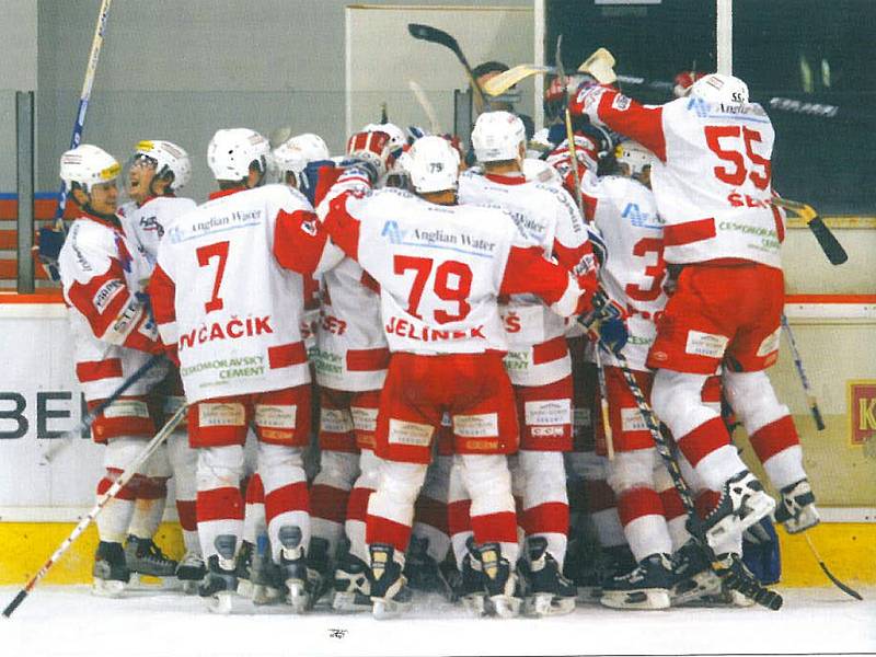 Historie berounského hokeje. V roce 2004 sahali Medvědi po postupu do extraligy.