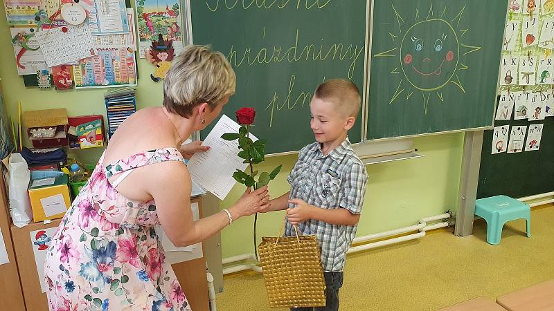 Konec školního roku a rozdávání vysvědčení na Základní škole v Lochovicích.