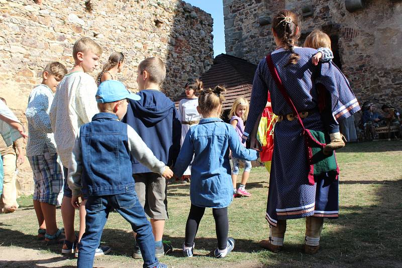 Točník o víkendu 15. a 16. září ovládli indiáni a otevřeli jeho brány dětem.