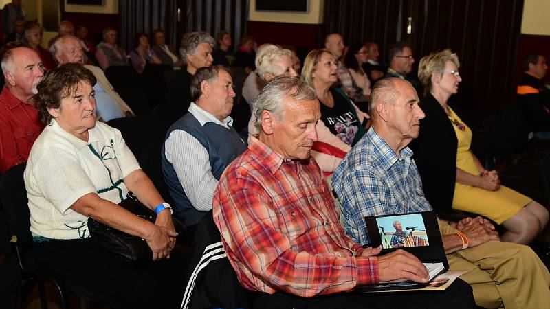 Ve Společenském domě Hořovice se uskutečnil další už jubilejní 40. Ročník festivalu Hořovická heligonka.