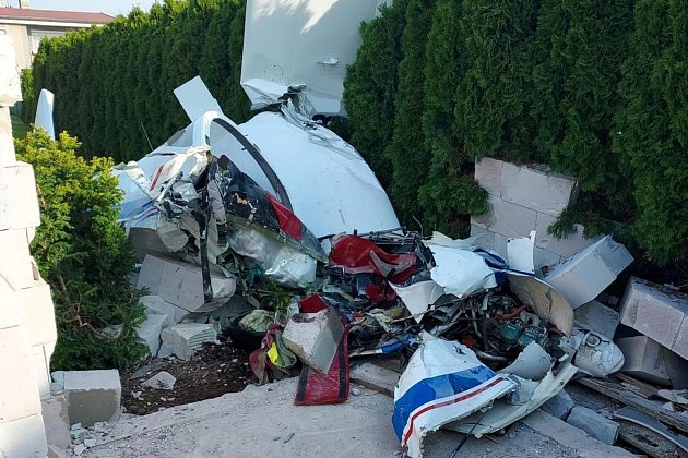 Ultralehké letadlo se na Hořovicku zřítilo na zahradu domu. Nepřežili dva lidé
