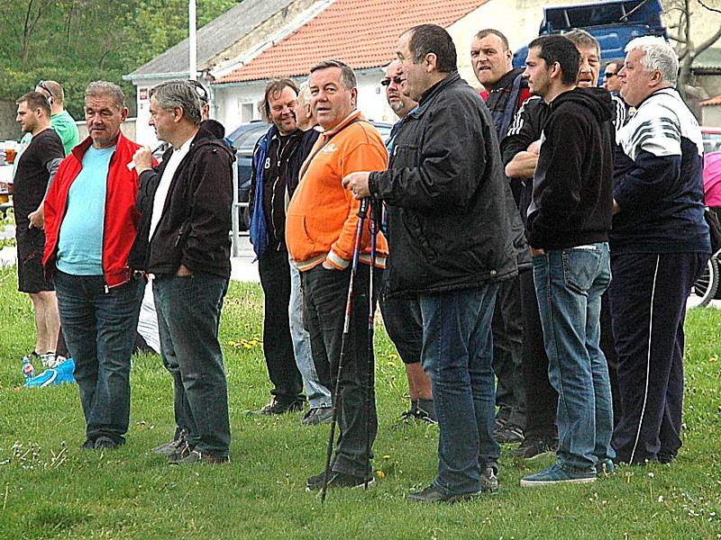 Typický obrázek, který je k vidění při nedělních dopoledních utkání berounského Cembritu. Funkcionáři a rozhodčí probírají zasvěceně sobotní výsledky.