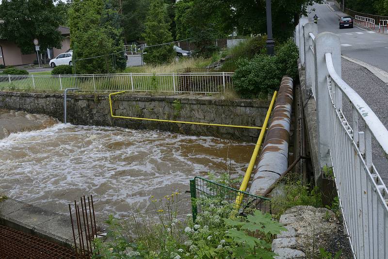 Nedokončené základy na přemostění inženýrských sítí v Komárově.