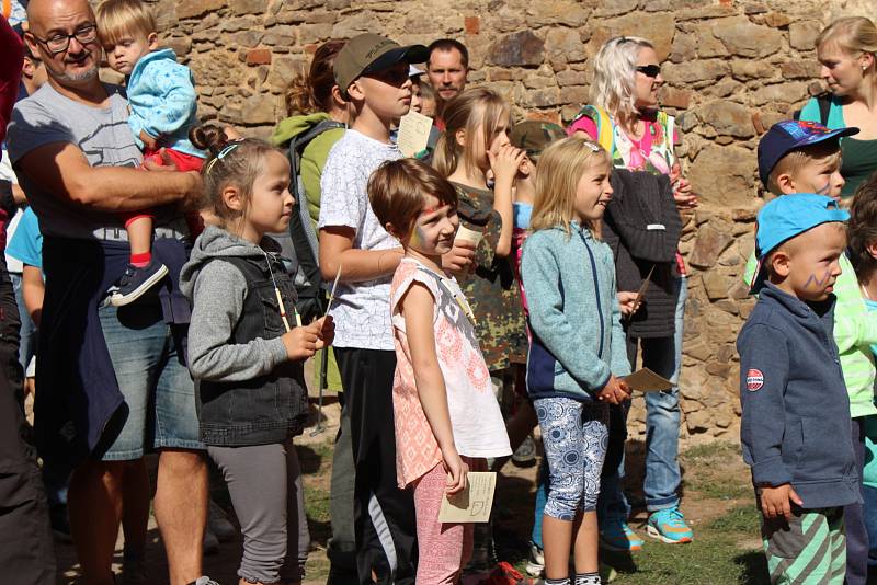 Točník o víkendu 15. a 16. září ovládli indiáni a otevřeli jeho brány dětem.