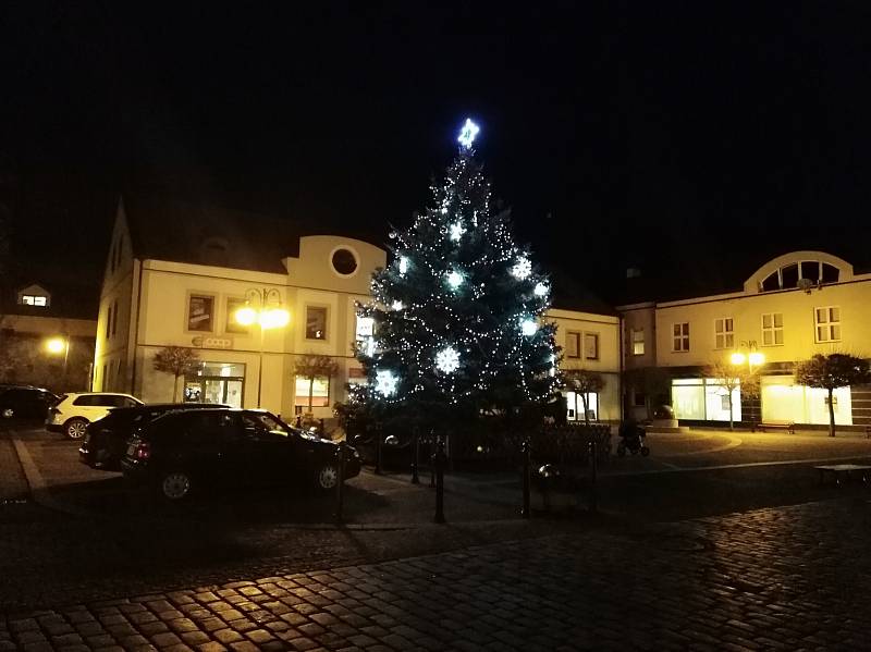Vánoční strom ve městě Zdice.