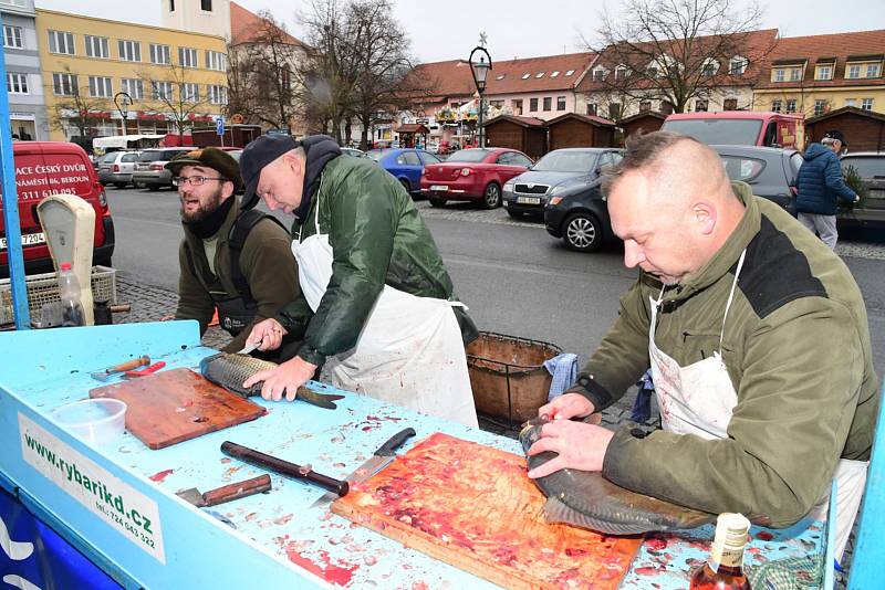 Z vánočního prodeje ryb na Husově náměstí v Berouně.