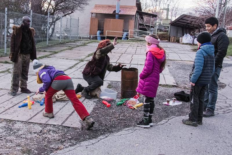 Z adventního sousedského setkání v areálu sklárny Rückl v Nižboru.