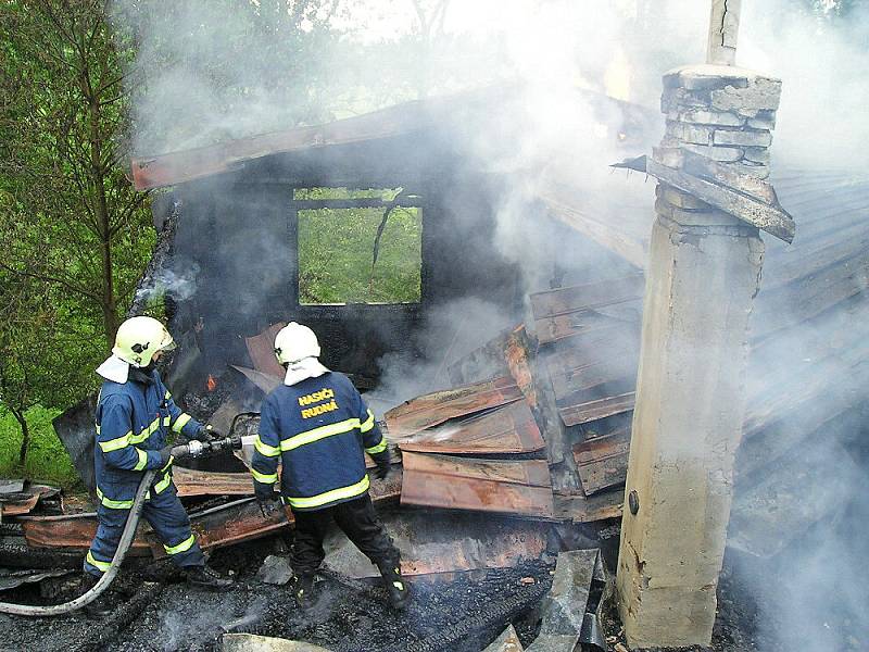 Při červnovém požáru chaty v Nučicích se vymrštila proudnice a zranila jednoho ze zasahujících hasičů na hrudi
