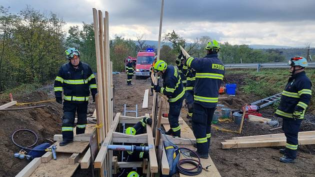 V obci Hlásná Třebaň ve středu dopoledne proběhlo taktické cvičení hasičů zaměřené vyproštění osoby z nestabilního výkopu.