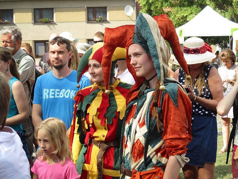 Na Tetín dorazil v sobotu 2. června průvod vévody Štěpána, další den pokračoval na Karlštejn v rámci královského průvodu.