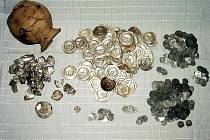 Středověké mince. Ilustrační foto.