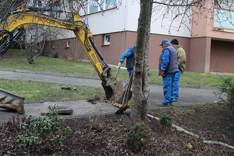 Obyvatelé tří panelových domů byli odkázáni na cisternu.