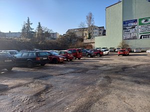 Soukromý pozemek v Pražské ulici v Hořovicích vlastní firma Albixon, a přestože ho osadila dopravními značkami: Zákaz parkování, váš vůz může být odtažen, lidé tam parkují. Na rozbláceném pozemku s obrovskými výmoly.