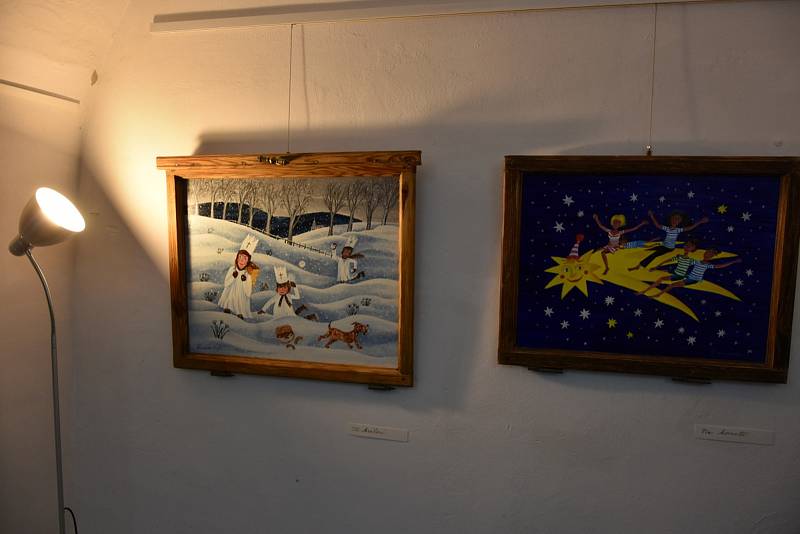 V berounském Muzeu Českého krasu vystavuje své obrazy s vánoční a zimní tématikou malířka Lucie Suchá.