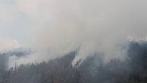 K požáru lesa u obce Chodouň o rozloze zhruba až pět hektarů museli hasiči přivolat vojenský vrtulník.