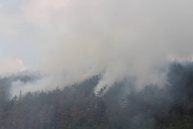 K požáru lesa u obce Chodouň o rozloze zhruba až pět hektarů museli hasiči přivolat vojenský vrtulník.