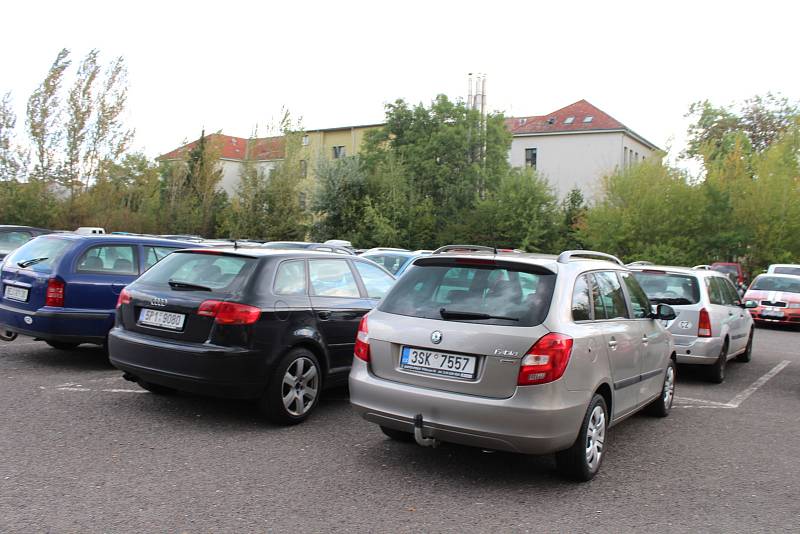 V areálu bývalých berounských kasáren se začne stavět a bezplatné parkoviště za Komunitním centrem, na které se vejde i 400 aut, se uzavře. Definitivně skončí v listopadu