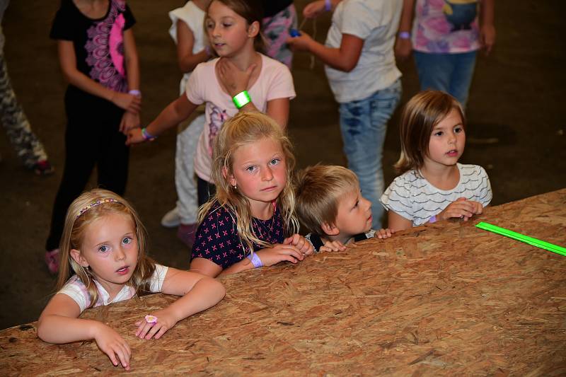 V areálu zámku v Králově Dvoře bylo v neděli veselo s moderátorem Oldou Burdou. Letos dětem přivezl kouzelníka Harryho Pottera.