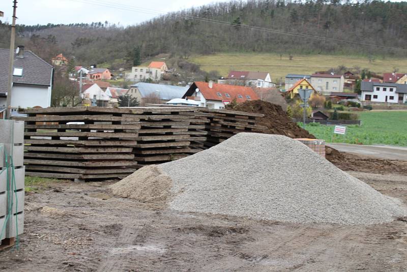 V Zahořanech už přibyly další metry chodníků kolem hlavního silničního tahu.