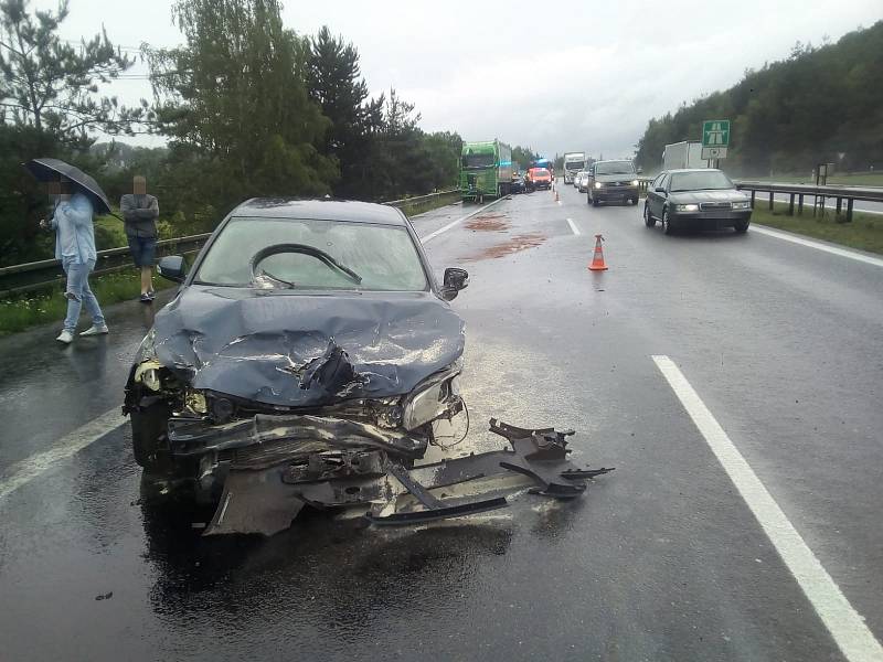 Při hromadné nehodě na dálnici D5 u Berouna se střetla tři osobní auta a jedno nákladní.