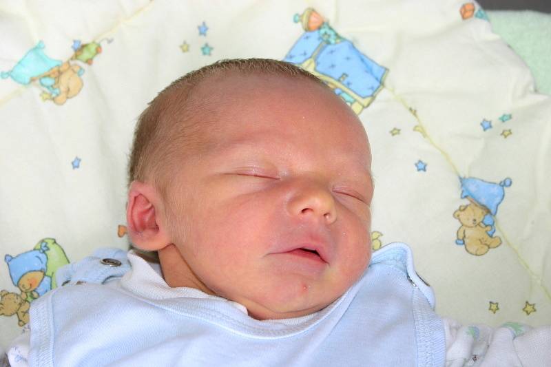 Z prvního dítěte mají velkou radost manželé Karolína a Jiří Roztočilovi z Tlustice. Syn Jiřík se jim narodil  v pondělí  21. 7.  Po porodu vážil  chlapeček 3,32 kg a měřil 49 cm.