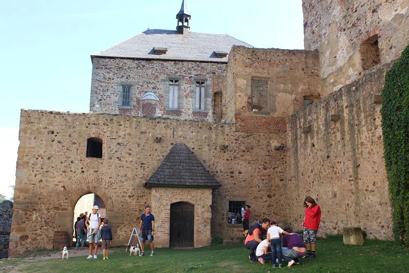 Točník o víkendu 15. a 16. září ovládli indiáni a otevřeli jeho brány dětem.