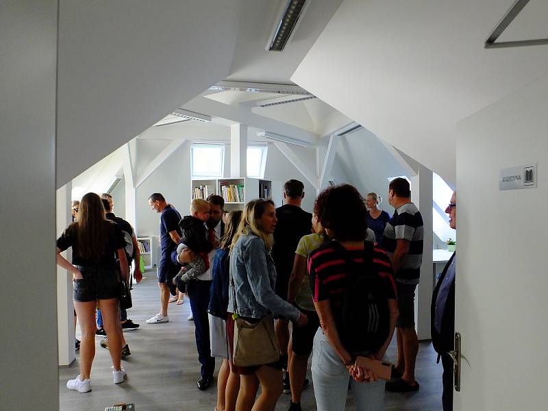 Ze slavnostního otevření zrekonstruovaných prostor Základní školy T. G. Masaryka v Komárově.