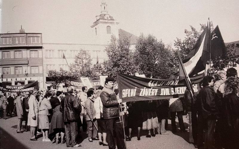 Jak se jmenovalo Husovo náměstí před rokem 1989?