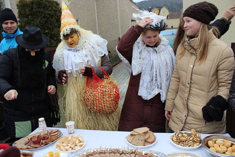 Masopustní průvod v Popovicích provázelo bujaré veselí, hudba, dobré jídlo, pití a tanec.