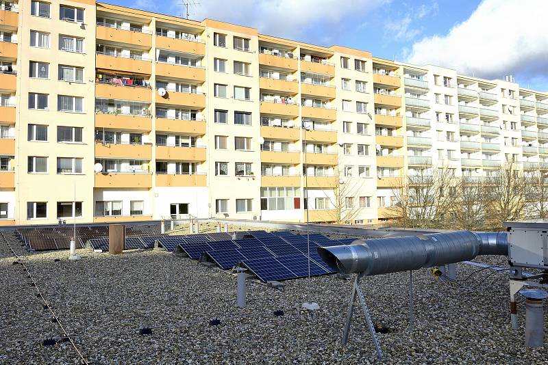 Fotovoltaické panely na střeše mateřské školy v ulici Tovární.