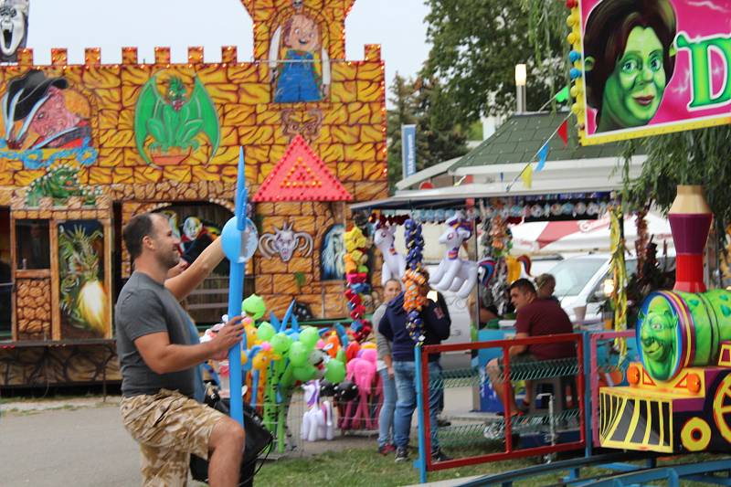 V berounském autokempu bylo o víkendu rušno. Konal se zde už 13. ročník závodů dračích lodí Berounský drak. Jeho součástí byl i Lunapark pro děti.