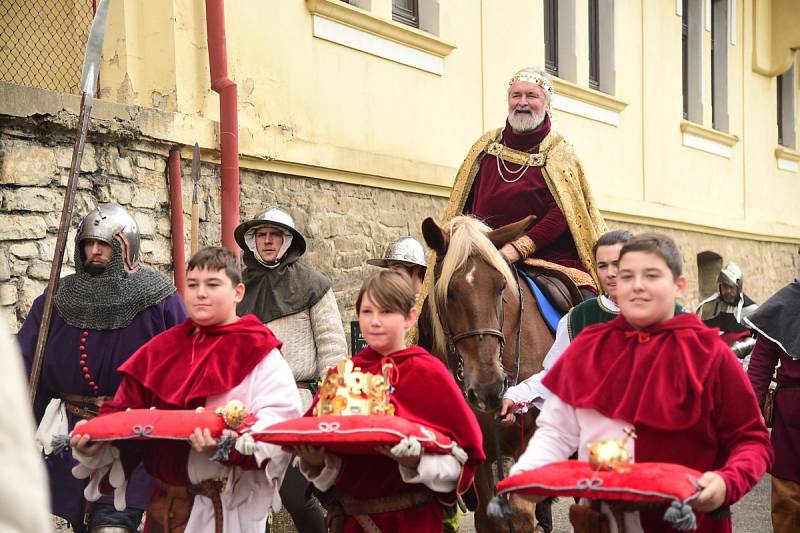 Z císařského průvodu v rámci Karlštejnského vinobraní.