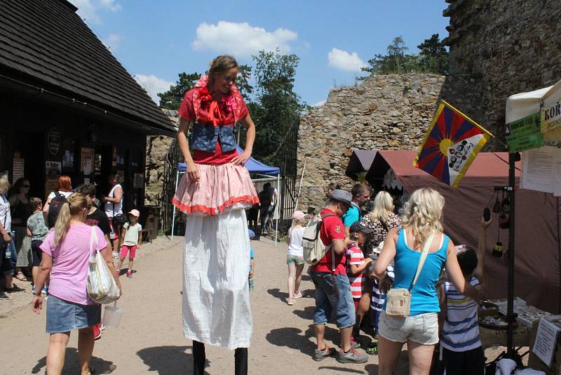 Točník hostil kejklíře, šermíře, divadlo, hudebníky a další středověkém umělce.