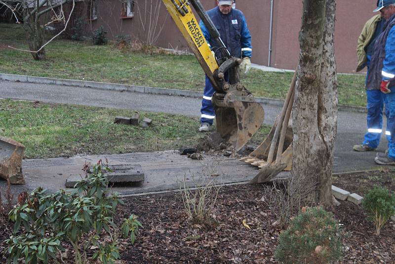 Obyvatelé tří panelových domů byli odkázáni na cisternu.