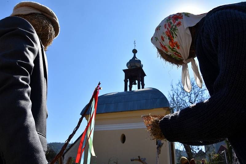 Také o Velikonocích je možné si v Čenkově u kapličky prohlédnout netradiční výzdobu ze sena.