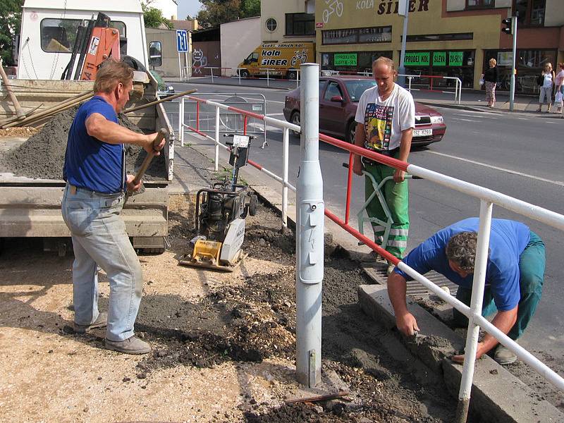 Technické služby opravují propadlý chodník