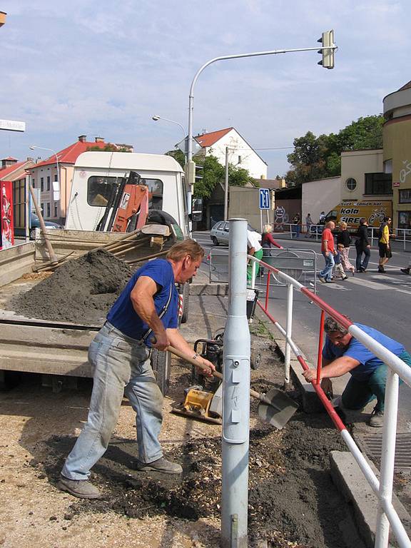 Technické služby opravují propadlý chodník