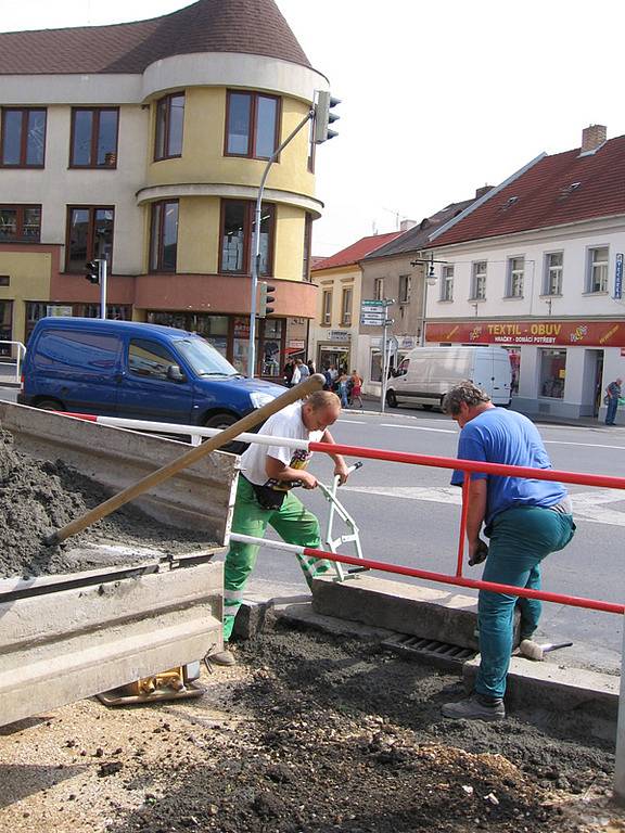 Technické služby opravují propadlý chodník