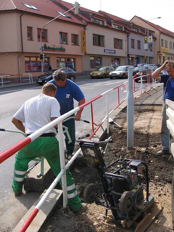 Technické služby opravují propadlý chodník