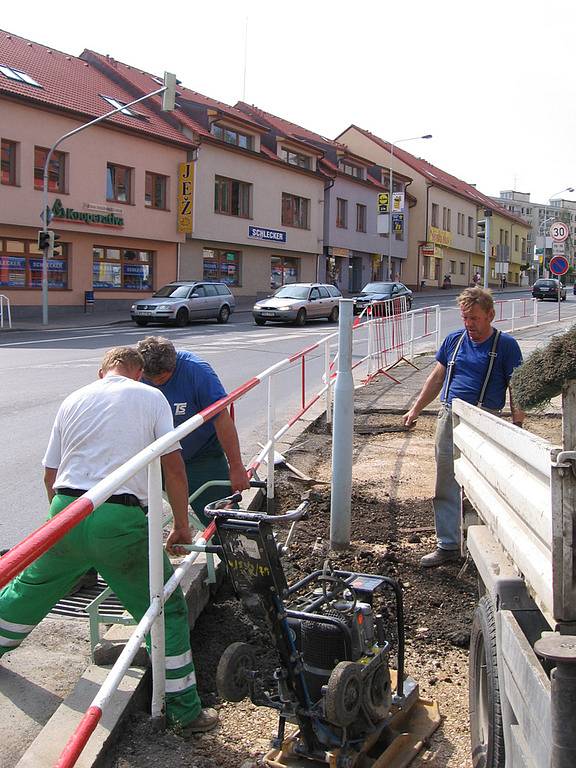 Technické služby opravují propadlý chodník