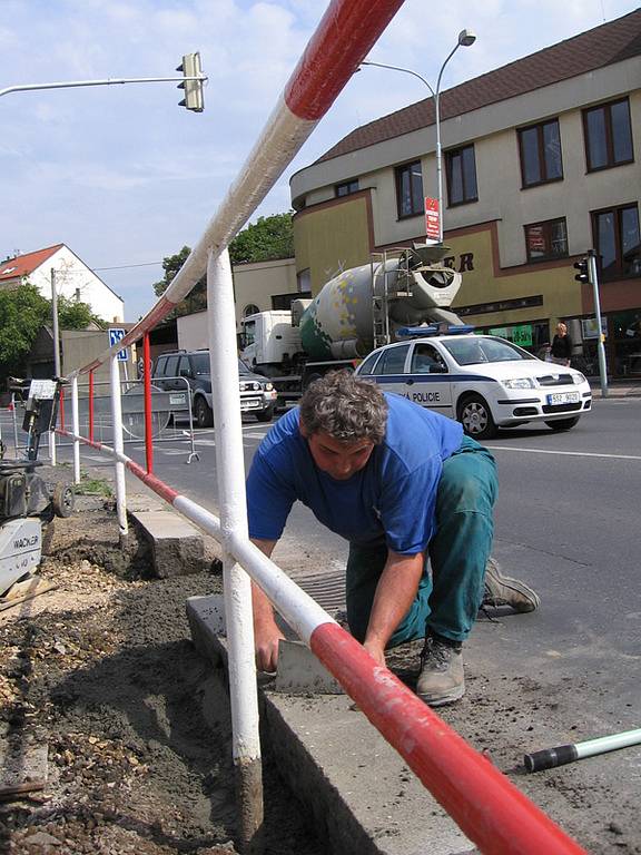 Technické služby opravují propadlý chodník