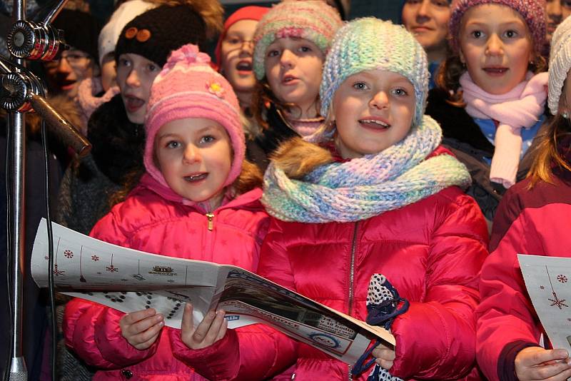 Na Husově náměstí v Berouně zpívaly sbory Krákorky, Meluzíny a přípravka. 