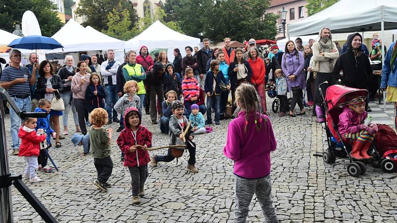 Hrnčířské trhy na Husově náměstí v Berouně.