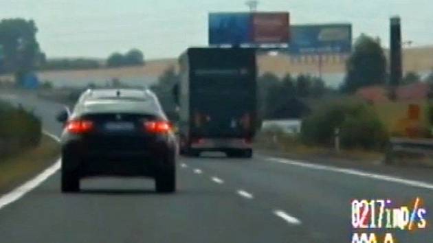 Policejní pronásledování vozu BMW X6, který ujížděl místy rychlostí až 240 km/h.