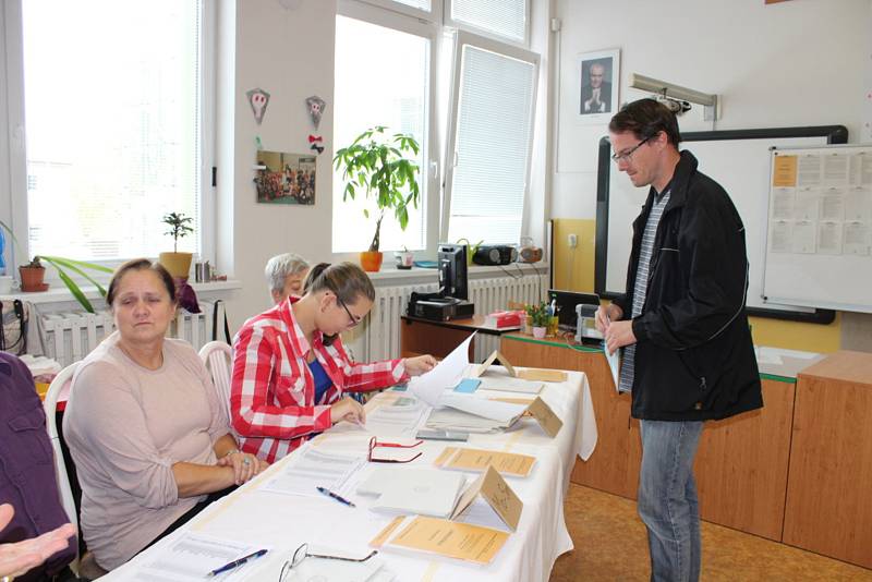V berounském regionu přišlo k volbám letos abnormálně voličů, a to hlavně z řad mladých lidí. Volební komise byly nadšené.