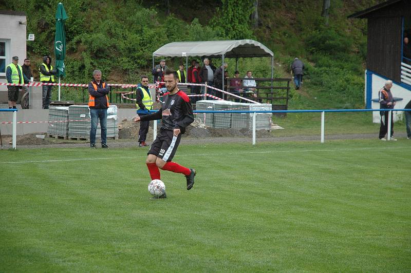 Fotbalová I. A třída: Komárov - Velká Dobrá 4:2 (2:1).