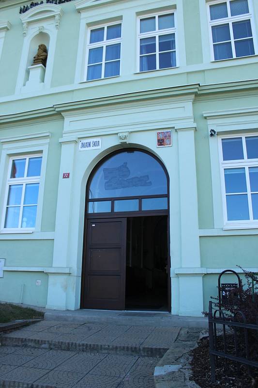 Zdice volí celkem na pěti místech. První tři volební okrsky jsou ve Zdicích v budovách ZŠ a knihovny, zbylé dva potom v Knížkovicích a Černíně.