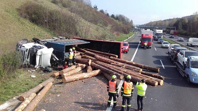 Na dálnici D5 ve středu dopoledne kolabovala doprava ve směru na Plzeň. Na 15,5 kilometru havarovalo nákladní vozidlo plné dřevěných klád. Ty se vysypaly a rozkutálely po celé šířce dálnice.