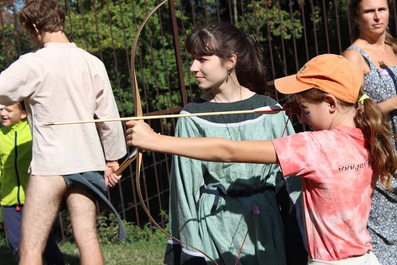 Točník o víkendu 15. a 16. září ovládli indiáni a otevřeli jeho brány dětem.